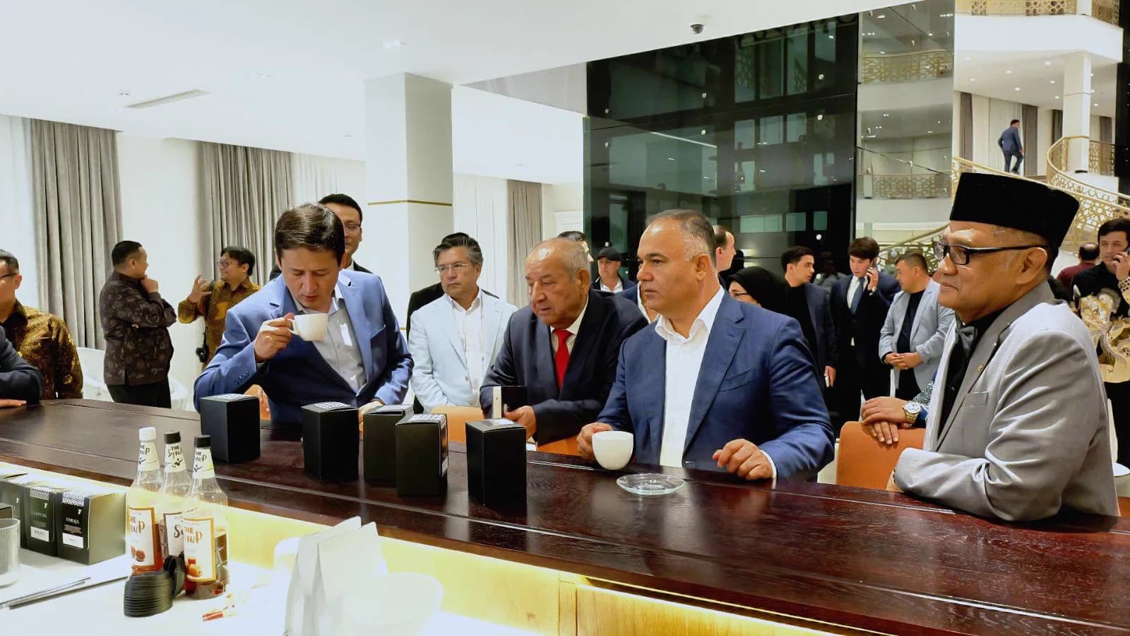 Uzbekistan's Tourism Chairman Tries Gayoh Coffee at 7Oz